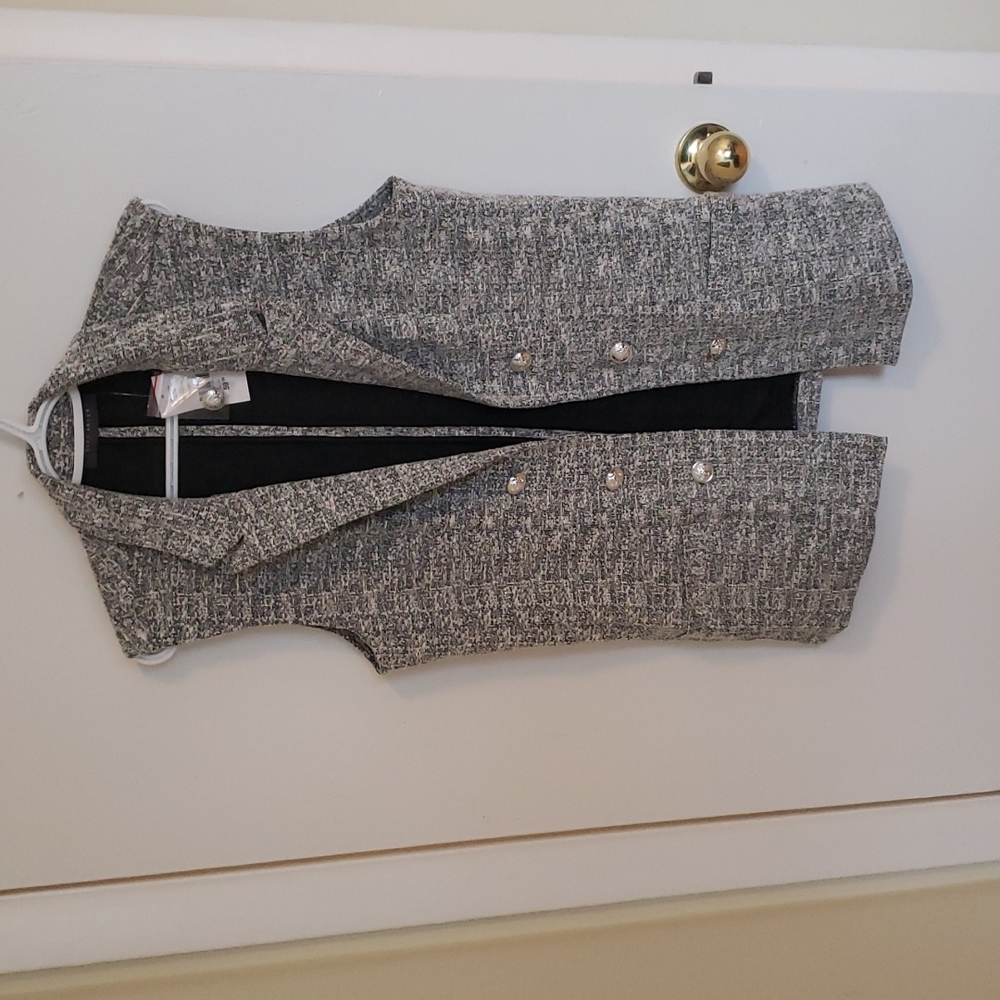 Gorgeous Sleeveless Blazer